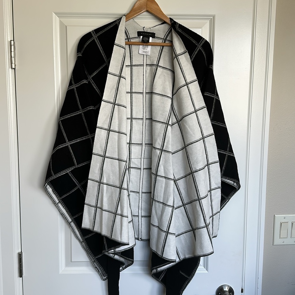 NWOT Tahari Belted Poncho OS Women’s Kimono Soft Stretchy Black White Plaid Cozy - Picture 4 of 10